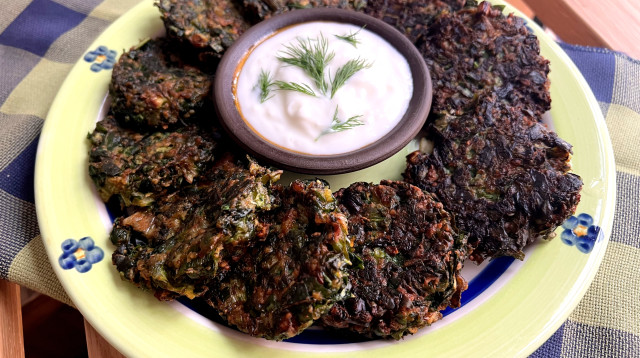 לביבות גבעולי סלק ועשבי תיבול (צילום: פסקל פרץ-רובין)