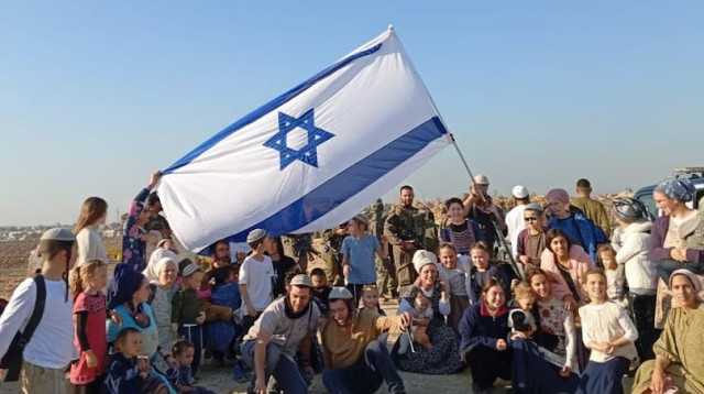 פעילי ימין שהצליחו לחצות גבול לעבר עזה (צילום: תנועת נחלה)