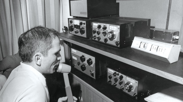 המלך חוסיין בתחנת הרדיו החובבנית שהקים בארמונו, 1970 (צילום: צילום ארכיון,Getty images)