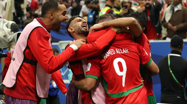 שחקני נבחרת מרוקו חוגגים (צילום: רויטרס)