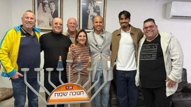 החברים עם דור פרץ והאמא דליה לוי (צילום: באדיבות המצולמים)