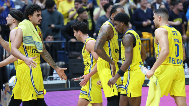 שחקני מכבי תל אביב (צילום: דני מרון)