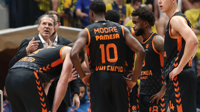 מאמן ולנסיה פדרו מרטינס עם שחקניו (צילום: דני מרון)