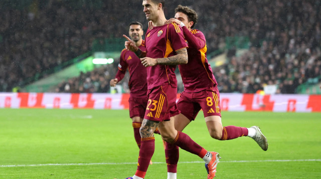 ג'אנלוקה מאנצ'יני שחקן רומא חוגג שער (צילום: רויטרס)