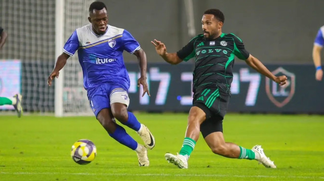 קנג'י גורה שחקן מכבי חיפה מול סקו בנגורה שחקן עירוני קרית שמונה (צילום: קובי אליהו)