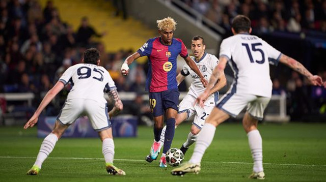 לאמין ימאל בין שחקני אינטר (צילום: Quality Sport Images)