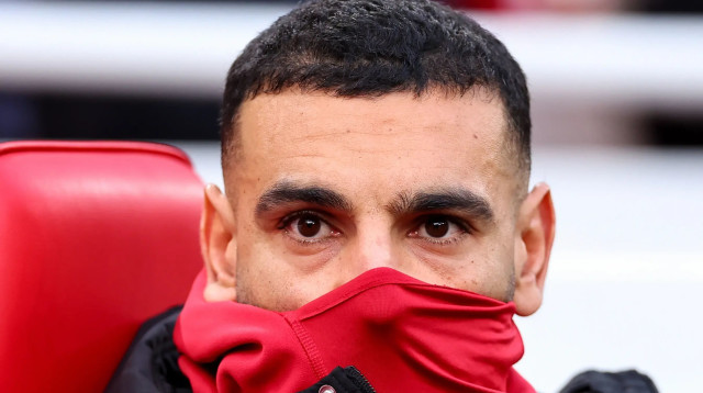 מוחמד סלאח שחקן ליברפול יושב על הספסל (צילום: GettyImages, Robbie Jay Barratt)