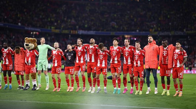 שחקני באיירן מינכן חוגגים עם הקהל לאחר ניצחון על דורטמונד העונה (צילום: Stefan Matzke - sampics)