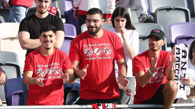 אוהדי הפועל תל אביב עם חולצות המחאה (צילום: דני מרון)