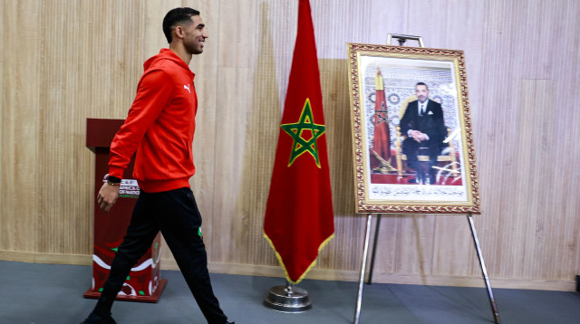 אשרף חכימי שחקן נבחרת מרוקו מגיע למסיבת עיתונאים (צילום: GettyImages, ABDEL MAJID BZIOUAT/AFP)