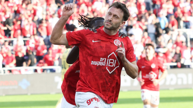 עומרי אלטמן שחקן הפועל תל אביב חוגג שער (צילום: דני מרון)