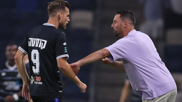 עומר פרץ מאמן הפועל פתח תקוה עם מארק קוסטה (צילום: מאור אלקסלסי)