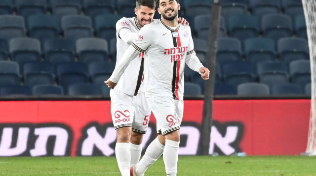 יונתן פרבר שחקן הפועל חיפה חוגג שער, מאחוריו נאור סבג (צילום: ברני ארדוב)