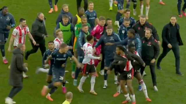 המהומה בין שחקני קובנטרי לסאות'מהפטון (צילום: צילום מסך, X (טוויטר))