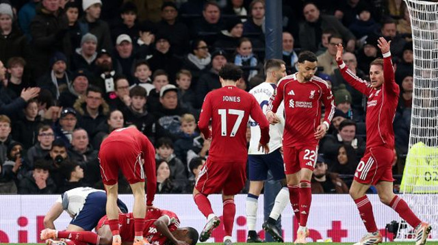 לא היה מסוגל לחגוג. אלכסנדר איסק שרוע על הדשא (צילום: Getty images)