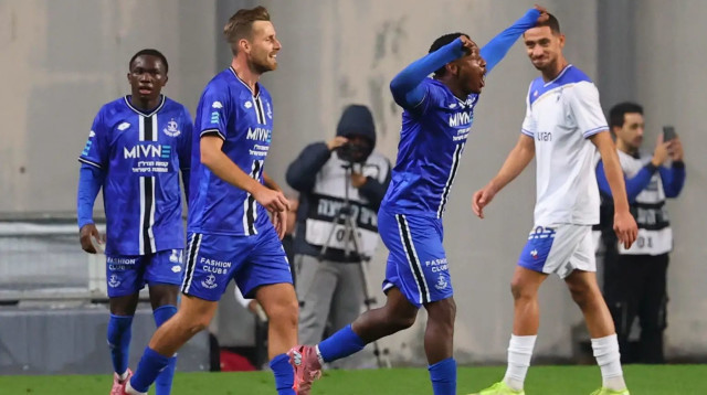 קלה, מארק קוסטה שחקני הפועל פתח תקוה חוגגים (צילום: אודי ציטיאט)