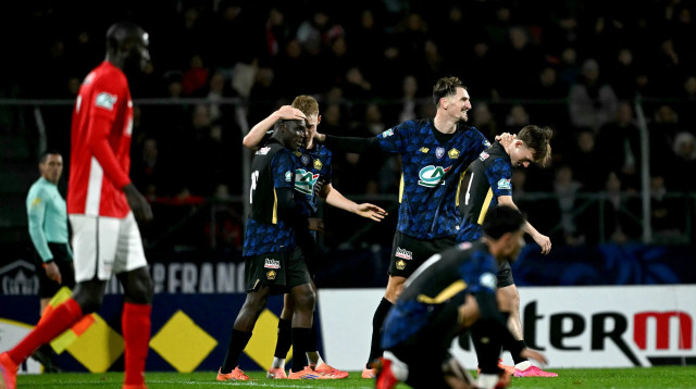 שחקני ליל חוגגים עם מריוס ברוהולם (מימין) (צילום: GettyImages, JULIE SEBADELHA/AFP)