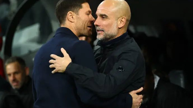 פפ גווארדיולה עם צ'אבי אלונסו (צילום: רויטרס)