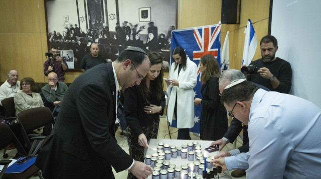 הדלקת נרות לזכר הנרצחים בפיגוע בחוף בונדיי באוסטרליה (צילום: חיים גולדברג/פלאש 90)