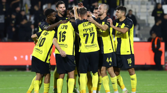 שחקני בית"ר ירושלים חוגגים (צילום: דני מרון)