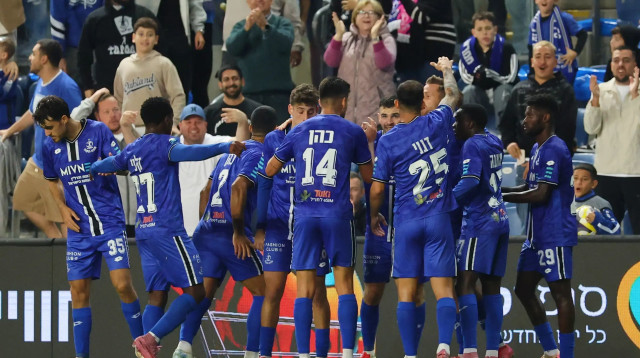 שחקני הפועל פתח תקוה חוגגים (צילום: אודי ציטיאט)