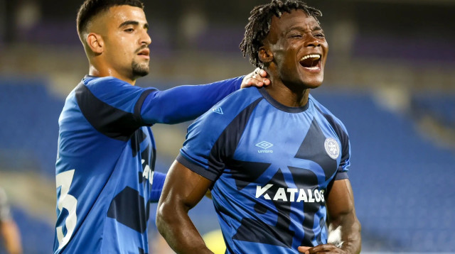 חוסה קורטס שחקן מכבי פתח תקוה חוגג שער, מאחוריו לירן חזן (צילום: קובי אליהו)