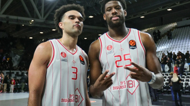 דן אוטורו עם אלייז'ה בריאנט שחקני הפועל תל אביב (צילום: GettyImages, Fabio Patamia)