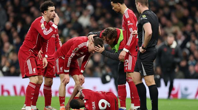 שחקני ליברפול סביב אלכסנדר איסק הפצוע (צילום: Getty images)