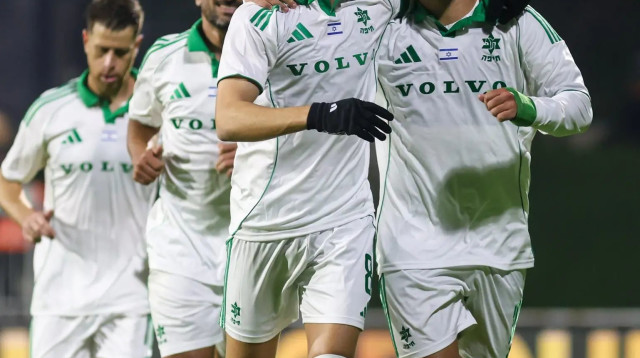 איתן אזולאי שחקן מכבי חיפה חוגג שער, איתו דולב חזיזה (צילום: קובי אליהו)