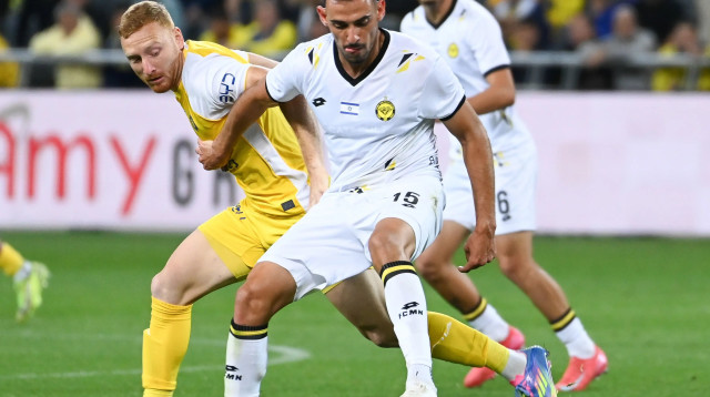 שחקן מכבי נתניה, מאור לוי, מול שחקן מכבי תל אביב עידו שחר (צילום: ברני ארדוב)