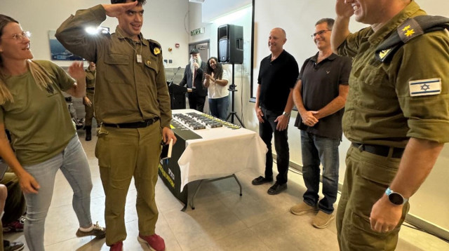 אדם רוברטס (צילום: גדולים במדים)