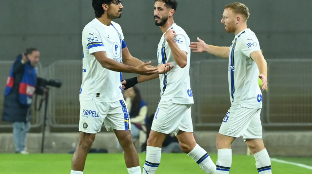 שחקני מכבי תל אביב חוגגים עם דור פרץ (צילום: ברני ארדוב)