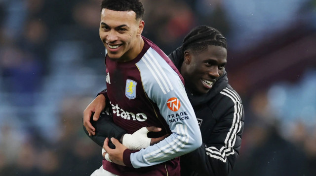 שחקן אסטון וילה מורגן רוג'רס עם אמאדו אונאנה (צילום: רויטרס)