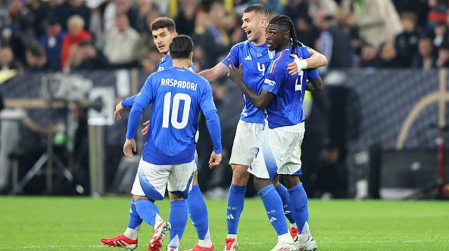 מויזה קין בנבחרת איטליה (צילום: Christof Koepsel / Stringer)