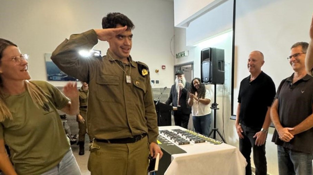 אדם רוברטס (צילום: גדולים במדים)