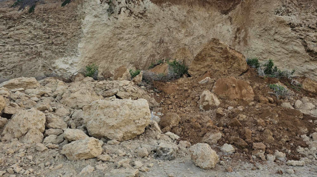 סלעים שקרסו בחוף בין נתניה לעמק חפר (צילום: נועה עזרא)