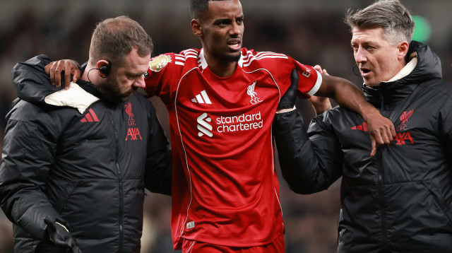 שחקן ליברפול, אלכסנדר איסק, אחרי שנפצע (צילום: GettyImages, Marc Atkins)