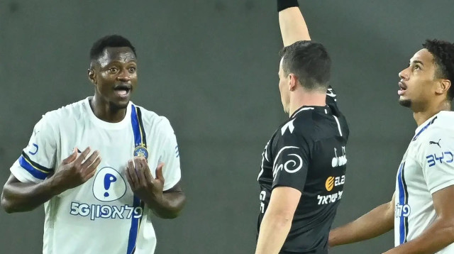 מוחמד עלי קמארה שחקן מכבי תל אביב רואה כרטיס אדום (צילום: ברני ארדוב)