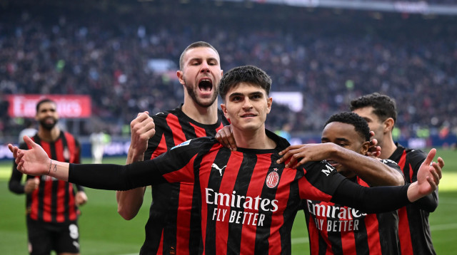 דוידה ברטזאגי ושחקני מילאן חוגגים (צילום: GettyImages, Image Photo Agency)