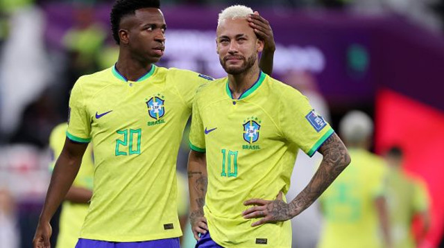 ויניסיוס מנחם את ניימאר (צילום: GettyImages)