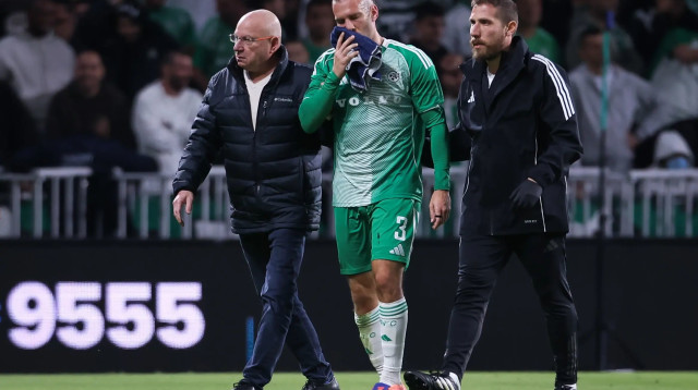 שון גולדברג שחקן מכבי חיפה פצוע (צילום: מאור אלקסלסי)