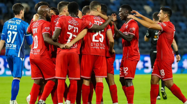 שחקני הפועל חיפה חוגגים (צילום: קובי אליהו)