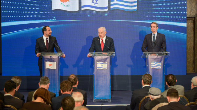 מימין: ראש ממשלת יוון קיריאקוס מיצוטאקיס, נתניהו ונשיא קפריסין ניקוס כריסטודולידיס (צילום: מעיין טואף/לע״מ)