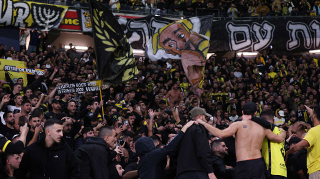 אוהדי בית"ר ירושלים בסמי עופר (צילום: מאור אלקסלסי)