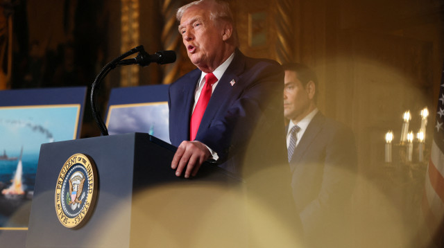 דונלד טראמפ במסביבת עיתונים במאר-א-לאגו בפאלם ביץ', פלורידה, 22.12.2025, (צילום: רויטרס)