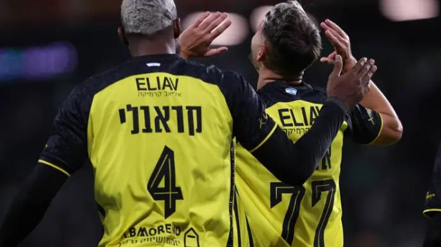 עכשיו כבר אפשר לדבר על אליפות. עומר אצילי עם בריאן קרבאלי (צילום: מאור אלקסלסי)