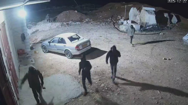 הפורעים היהודים בכפר סומע בדרום הר חברון (צילום: מצלמת אבטחה)