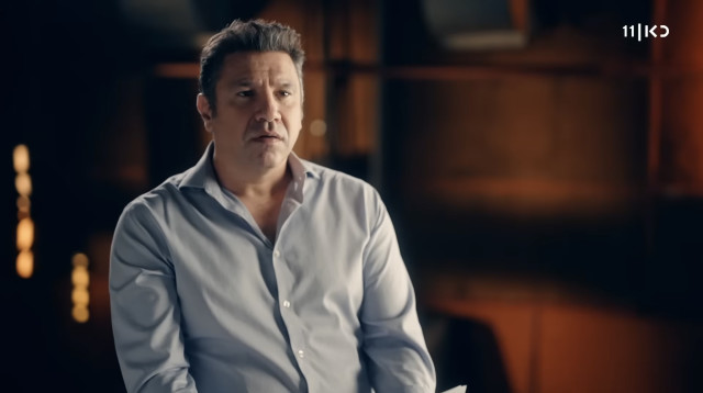 עמרי אסנהיים מראיין את אלי פלדשטיין (צילום: צילום מסך כאן 11)