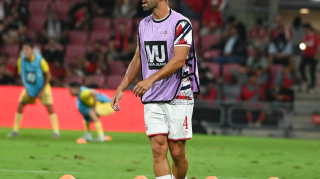 מיגל ויטור שחקן הפועל באר שבע בחימום (צילום: ברני ארדוב)