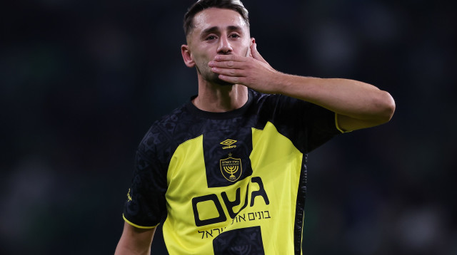 עומר אצילי חוגג בסמי עופר (צילום: מאור אלקסלסי)